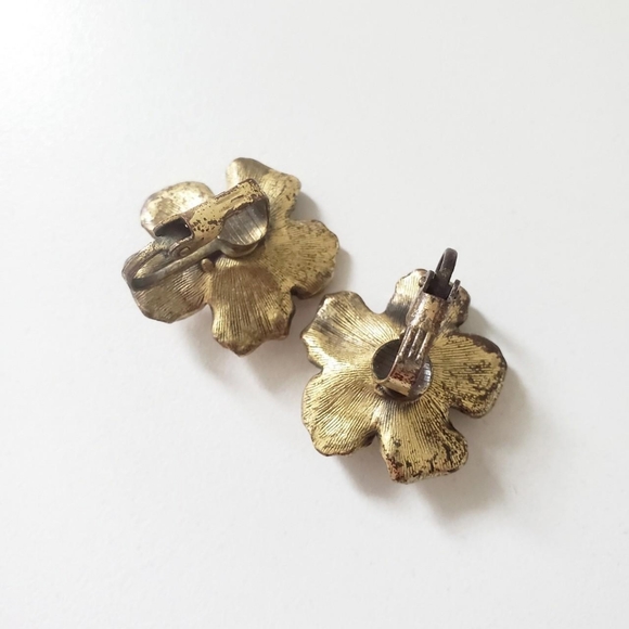 Vintage Clip On Earrings - Picture 3 of 3